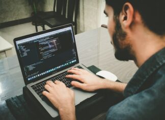 Ile kosztują usługi informatyczne? Sprawdzamy cenniki specjalistów IT usługi informatyczne