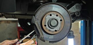 Jak odblokować hamulec ręczny elektryczny Audi?