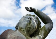 Dlaczego z ust śmierdzi kałem?