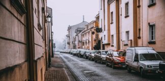 Czy są auta 4 drzwiowe?