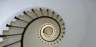 Na jakim biegu zostawia się auto?